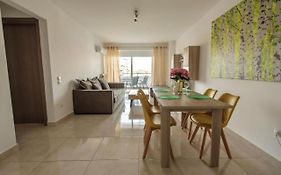 Cozy 2-Bedroom Apartment In Piraeus
